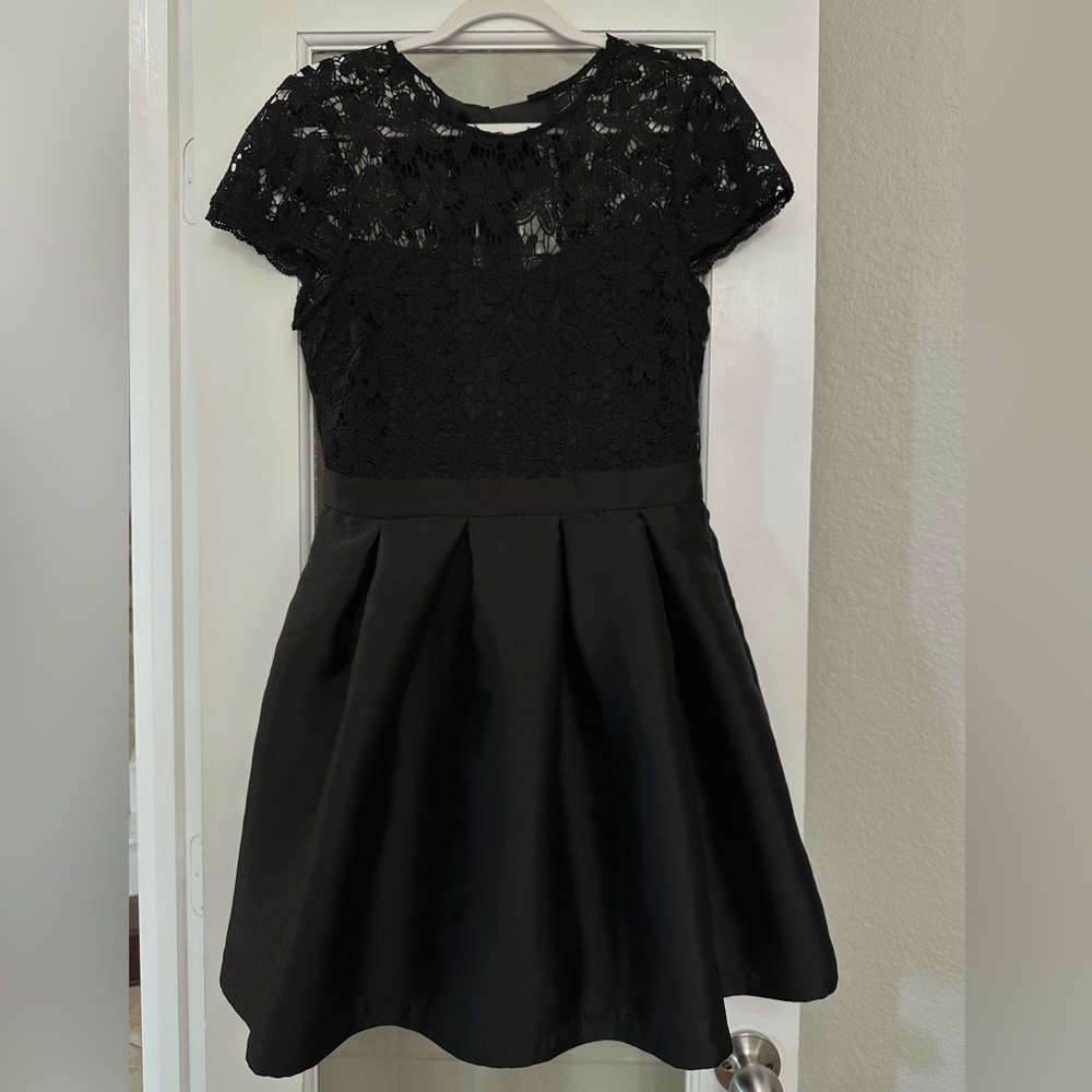 Vici Black Swan dress size Large NWT - lace with open back - Picture 4 of 7